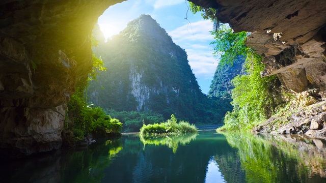 Trang An, entrer dans les montagnes par l’eau