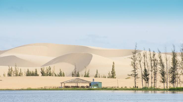 Explorer les dunes de sable blanc – Bau Trang
