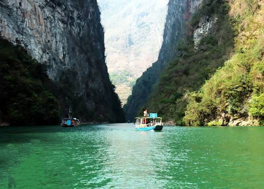 Naviguer sur la rivière Nho Que et découvrir les gorges de Tu San