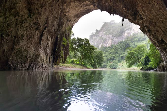 Visiter la grotte de Puong