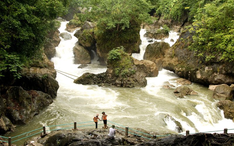 Admirer la cascade de Dau Dang