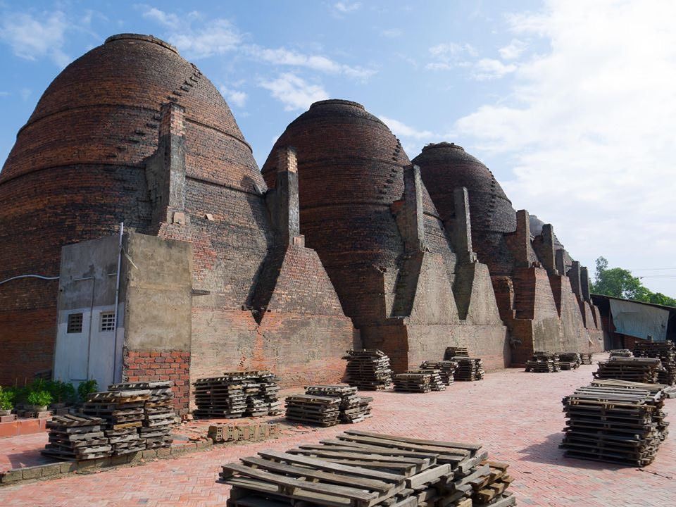 Visiter les ateliers de briques et de poteries de Mang Thit