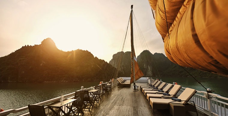 La baie d’Halong – Une nuit au milieu des pitons karstiques